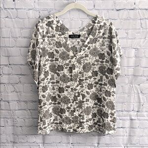 Ivanka Trump Floral Black and White V-Neck Women's Top Size Medium‎